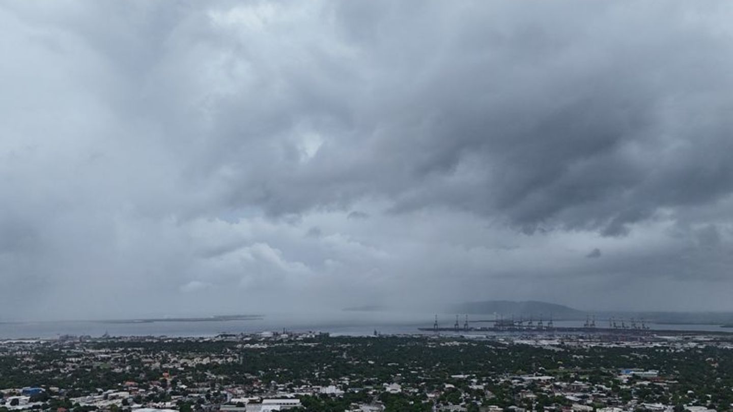 Wolken bedecken Kingston vor der vorhergesagten Ankunft des Hurrikans "Melissa". Reisende sollten unbedingt über die Lage inform Wolken bedecken Kingston vor der vorhergesagten Ankunft des Hurrikans "Melissa". Reisende sollten unbedingt über die Lage inform