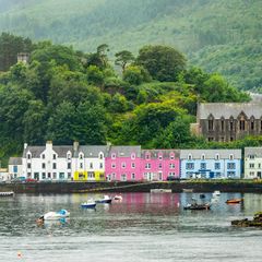 Bunte Häuser von Portree auf der schottischen Isle of Skye