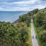 Fahrradfahrer auf dem Carlingford Lough Greenway