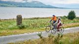Die Küste entlang Radfahrer auf dem Carlingford Omeath Greenway