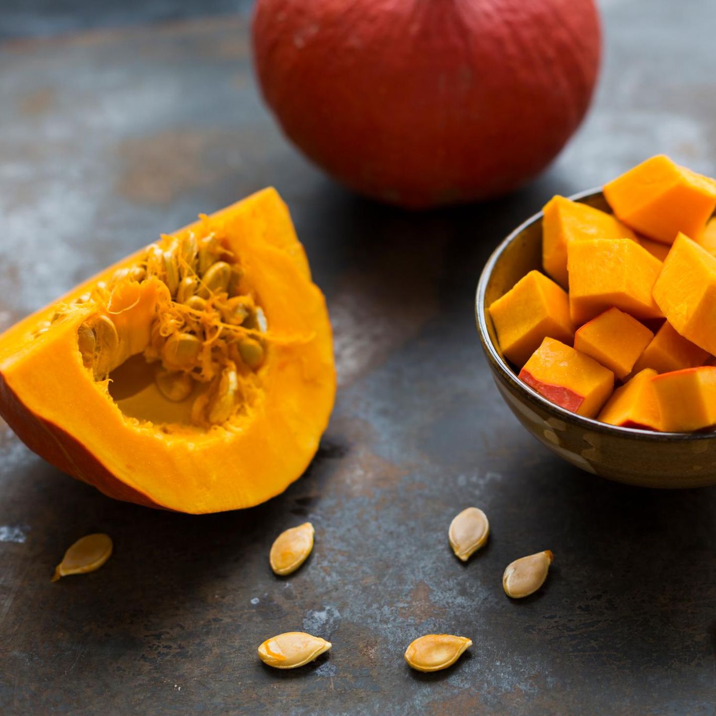 Aufgeschnittener Kürbis in der Küche