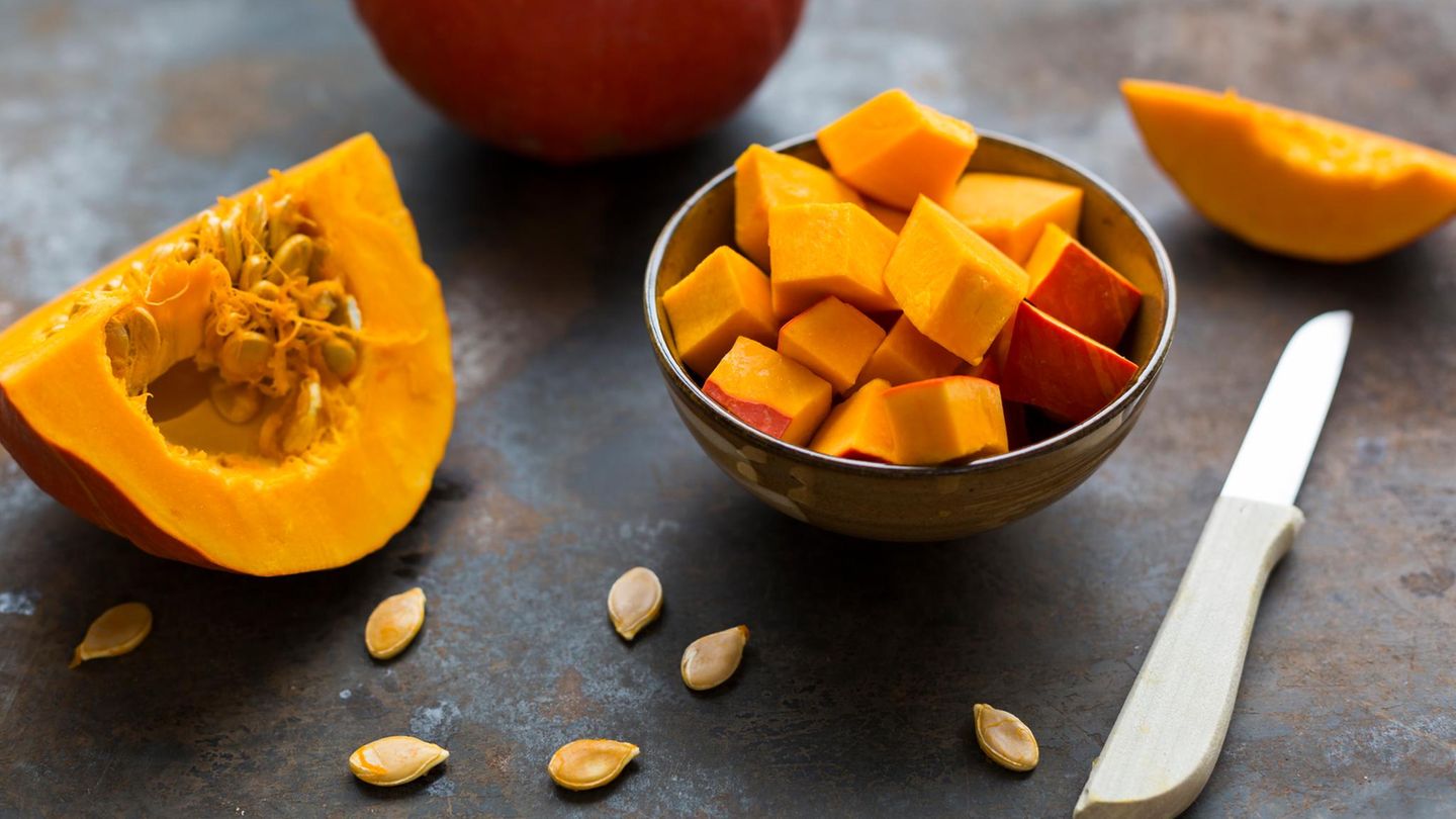 Aufgeschnittener Kürbis in der Küche Aufgeschnittener Kürbis in der Küche