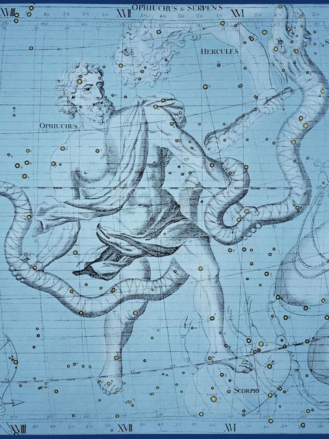 Das Sternbild Schlangenträger setzt sich aus zehn Haupt- und vielen Nebensternen zusammen. Mythologisch könnte sich die Figur von Asklepios ableiten, dem griechischen Gott der Heilkunst, dessen Symbol die Schlange ist
