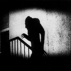 Vampir wirft Schatten an Wand