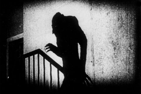 Vampir wirft Schatten an Wand