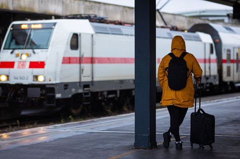 Schietwetter: Wegen Herbststürmen kann es im Bahnverkehr zu erheblichen Einschränkungen kommen. Foto: Moritz Frankenberg/dpa/dpa