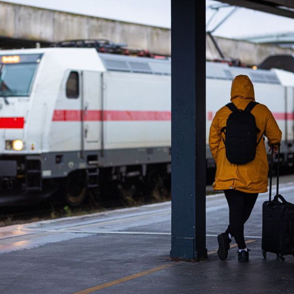 Schietwetter: Wegen Herbststürmen kann es im Bahnverkehr zu erheblichen Einschränkungen kommen. Foto: Moritz Frankenberg/dpa/dpa