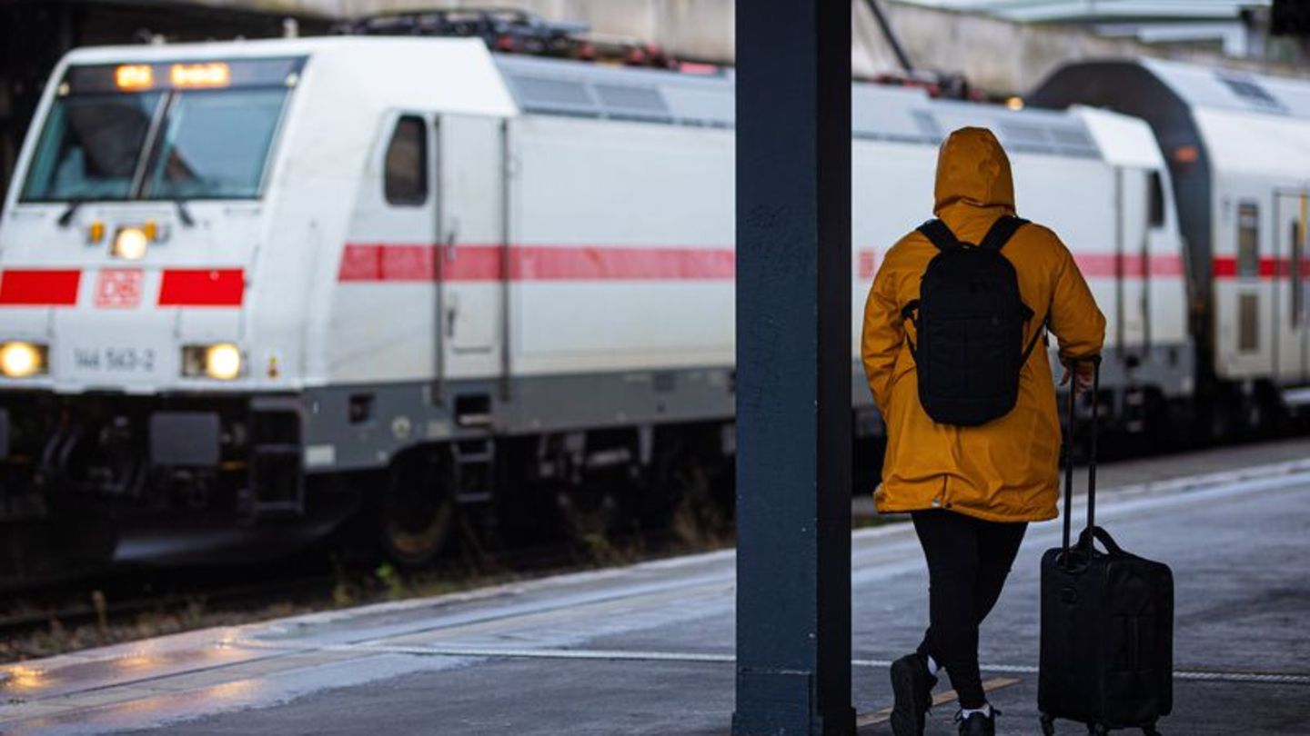 Schietwetter: Wegen Herbststürmen kann es im Bahnverkehr zu erheblichen Einschränkungen kommen. Foto: Moritz Frankenberg/dpa/dpa
