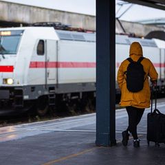 Schietwetter: Wegen Herbststürmen kann es im Bahnverkehr zu erheblichen Einschränkungen kommen. Foto: Moritz Frankenberg/dpa/dpa