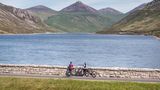 Grenzüberschreitender Rad- und Wanderweg Radler am Silent Valley reservoir, The Mournes Co Down