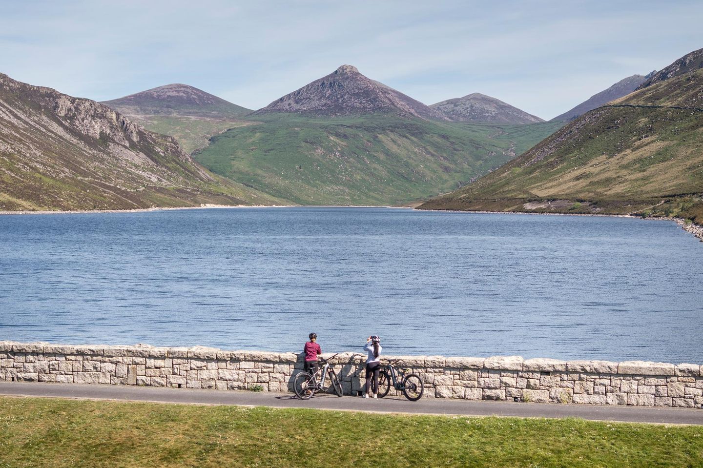 Grenzüberschreitender Rad- und Wanderweg Radler am Silent Valley reservoir, The Mournes Co Down