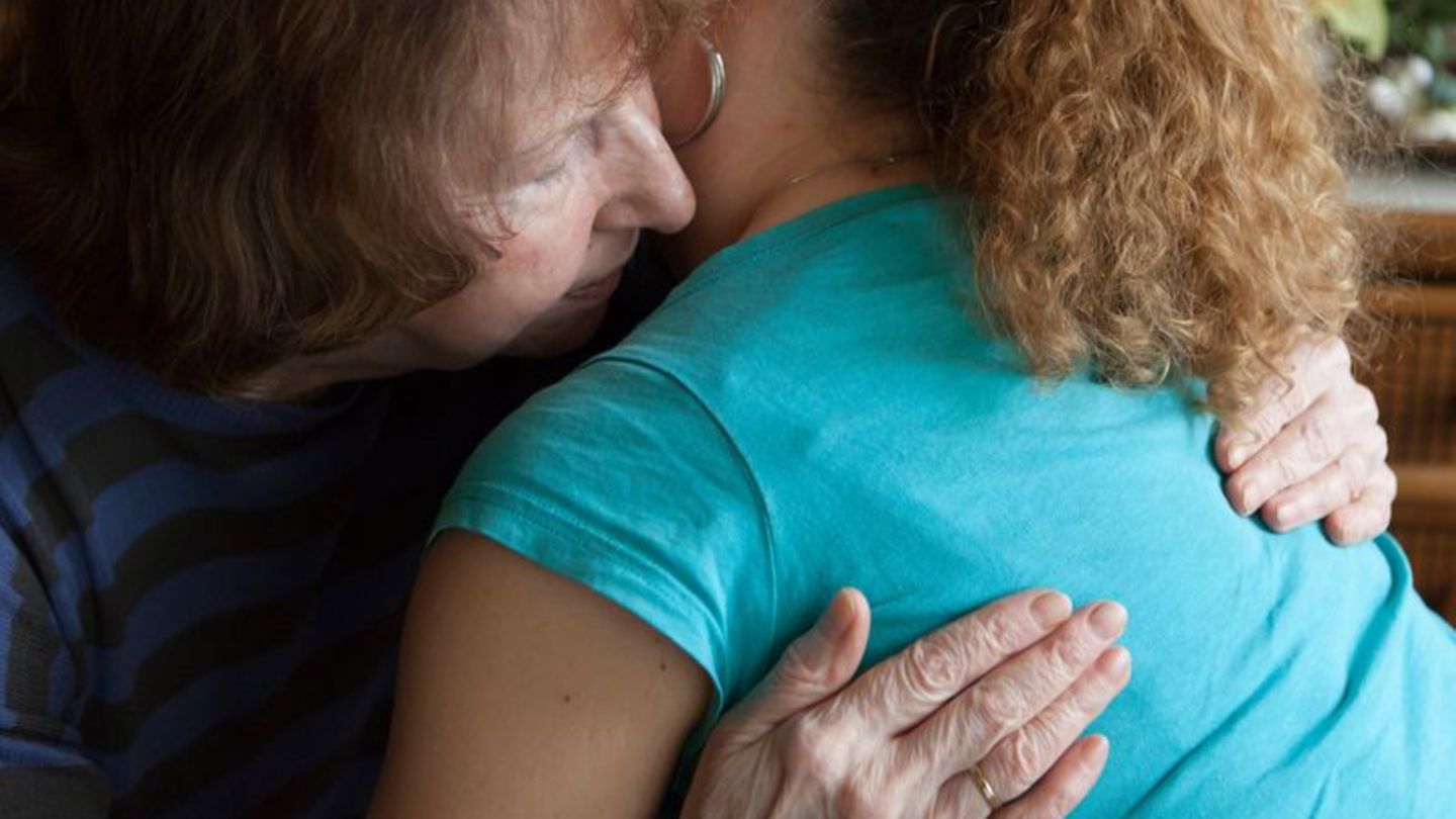 Einsamkeit durch Schmerzen: Damit es dazu nicht kommt, können Angehörige Pflegebedürftige unterstützen. Foto: Silvia Marks/dpa-t