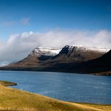 Die "Pfade der Buchten" werden die Víknaslóðir-Routen im östlichen Island auch genannt. Insgesamt gut 150 Kilometer führen die verschiedenen, gut ausgeschilderten Wege zwischen dem Fischerdorf Borgarfjordur eystri und der verlassenen Ortschaft Loðmundarfjörður durch die isländische Landschaftsschönheit. Einsame Fjorde, lange Buchten, grüne Täler, Wasserfälle, historische verlassene Höfe inmitten der Weite – Víknaslóðir ist wie ein Blick in Islands Seele – allein schon wegen des Elfenhügels Álfaborg in Borgarfjordur eystri. Hier soll die Elfenkönigin leben. Empfehlenswert ist die Wanderung im Juli und August. Noch im Juni kann in höheren Lagen Schnee liegen.   Länge der Wanderung: 150 Kilometer 