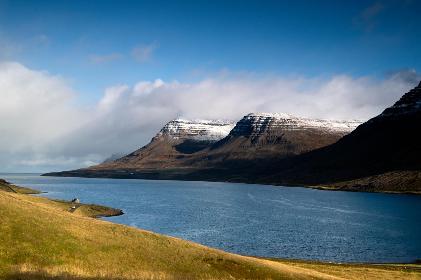 Die "Pfade der Buchten" werden die Víknaslóðir-Routen im östlichen Island auch genannt. Insgesamt gut 150 Kilometer führen die verschiedenen, gut ausgeschilderten Wege zwischen dem Fischerdorf Borgarfjordur eystri und der verlassenen Ortschaft Loðmundarfjörður durch die isländische Landschaftsschönheit. Einsame Fjorde, lange Buchten, grüne Täler, Wasserfälle, historische verlassene Höfe inmitten der Weite – Víknaslóðir ist wie ein Blick in Islands Seele – allein schon wegen des Elfenhügels Álfaborg in Borgarfjordur eystri. Hier soll die Elfenkönigin leben. Empfehlenswert ist die Wanderung im Juli und August. Noch im Juni kann in höheren Lagen Schnee liegen.   Länge der Wanderung: 150 Kilometer 