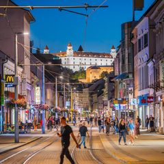 Fußgänger in der Innenstadt von Bratislava dürfen künftig nicht zu flott unterwegs sein