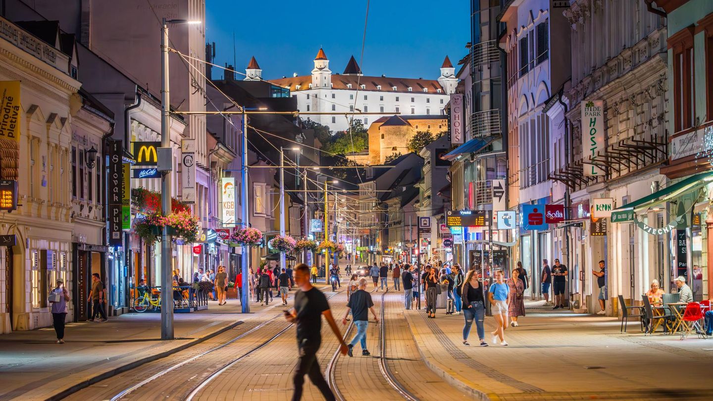 Fußgänger in der Innenstadt von Bratislava dürfen künftig nicht zu flott unterwegs sein Fußgänger in der Innenstadt von Bratislava dürfen künftig nicht zu flott unterwegs sein