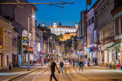 Fußgänger in der Innenstadt von Bratislava dürfen künftig nicht zu flott unterwegs sein