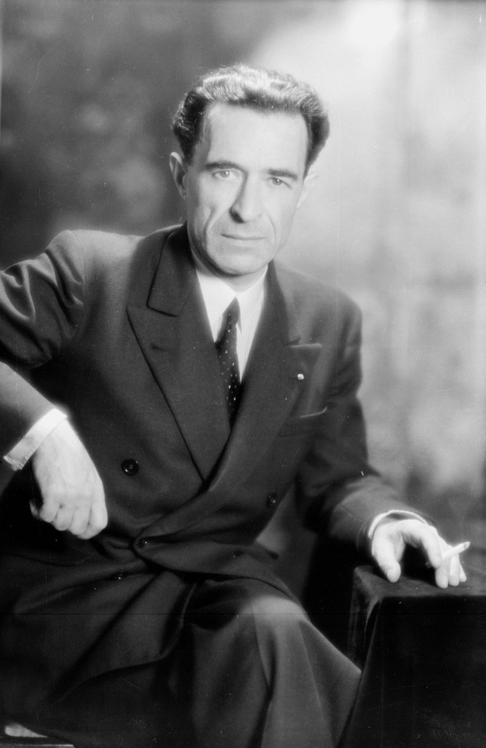 Held der Kunstwerke: Jacques Jaujard arbeitet seit 1926 für die französischen Nationalmuseen, zu denen auch der Louvre gehört. 1933 wird der Kunstliebhaber stellvertretender Direktor und 1939 zum Direktor befördert. Im selben Jahr ordnet er die wohl größte Plünderung in der Geschichte des Louvre an, womit er unschätzbare Werke wie Leonardo Da Vincis "Mona Lisa" vor den Nationalsozialisten rettet