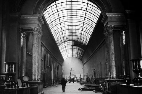 Spektakuläre Schmuggelaktion: Die Gemäldegalerie des Louvre ist berühmt für ihre umfangreiche Sammlung europäischer Malerei vom 13. bis zum 19. Jahrhundert. Im Sommer 1939 sind von den bedeutenden Kunstschätzen nur noch leere Rahmen übrig Die Gemäldegalerie des Louvre ist berühmt für ihre umfangreiche Sammlung europäischer Malerei vom 13. bis zum 19. Jahrhundert. Im Sommer 1939 sind von den bedeutenden Kunstschätzen nur noch leere Rahmen übrig
