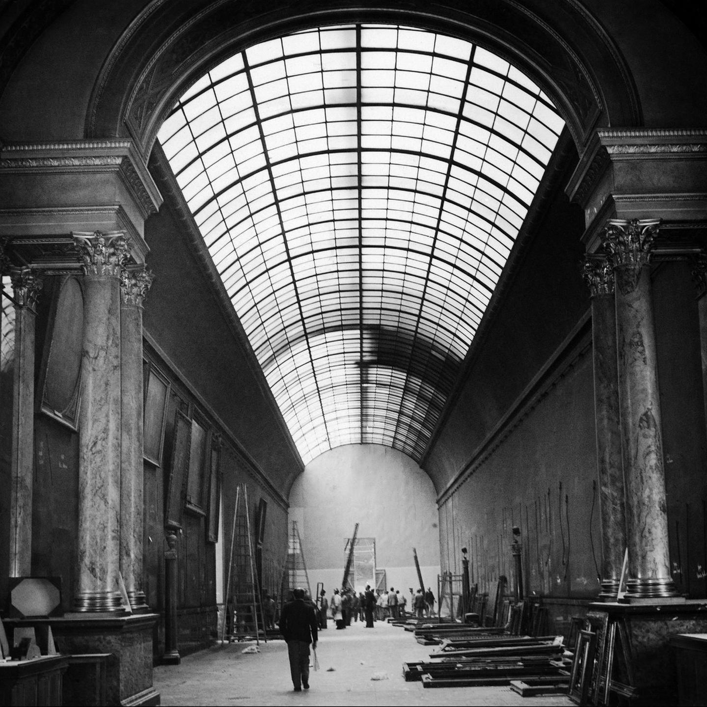 Die Gemäldegalerie des Louvre ist berühmt für ihre umfangreiche Sammlung europäischer Malerei vom 13. bis zum 19. Jahrhundert. Im Sommer 1939 sind von den bedeutenden Kunstschätzen nur noch leere Rahmen übrig