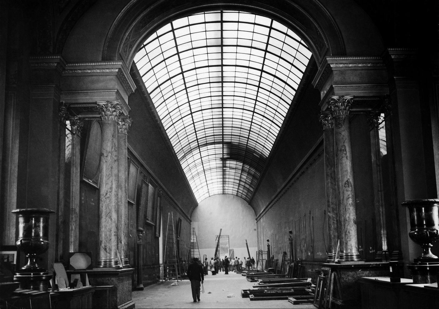 Die Gemäldegalerie des Louvre ist berühmt für ihre umfangreiche Sammlung europäischer Malerei vom 13. bis zum 19. Jahrhundert. Im Sommer 1939 sind von den bedeutenden Kunstschätzen nur noch leere Rahmen übrig