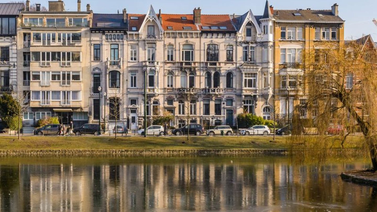 Das Flagey-Viertel in Brüssel lockt mit Cafés, Imbissen - und am Wochenende mit seinem lebendigen Markt. Foto: Jean-Paul Remy/vi Das Flagey-Viertel in Brüssel lockt mit Cafés, Imbissen - und am Wochenende mit seinem lebendigen Markt. Foto: Jean-Paul Remy/vi