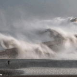 Wellen brechen während des Sturms Eunice an der Küste vor Südengland