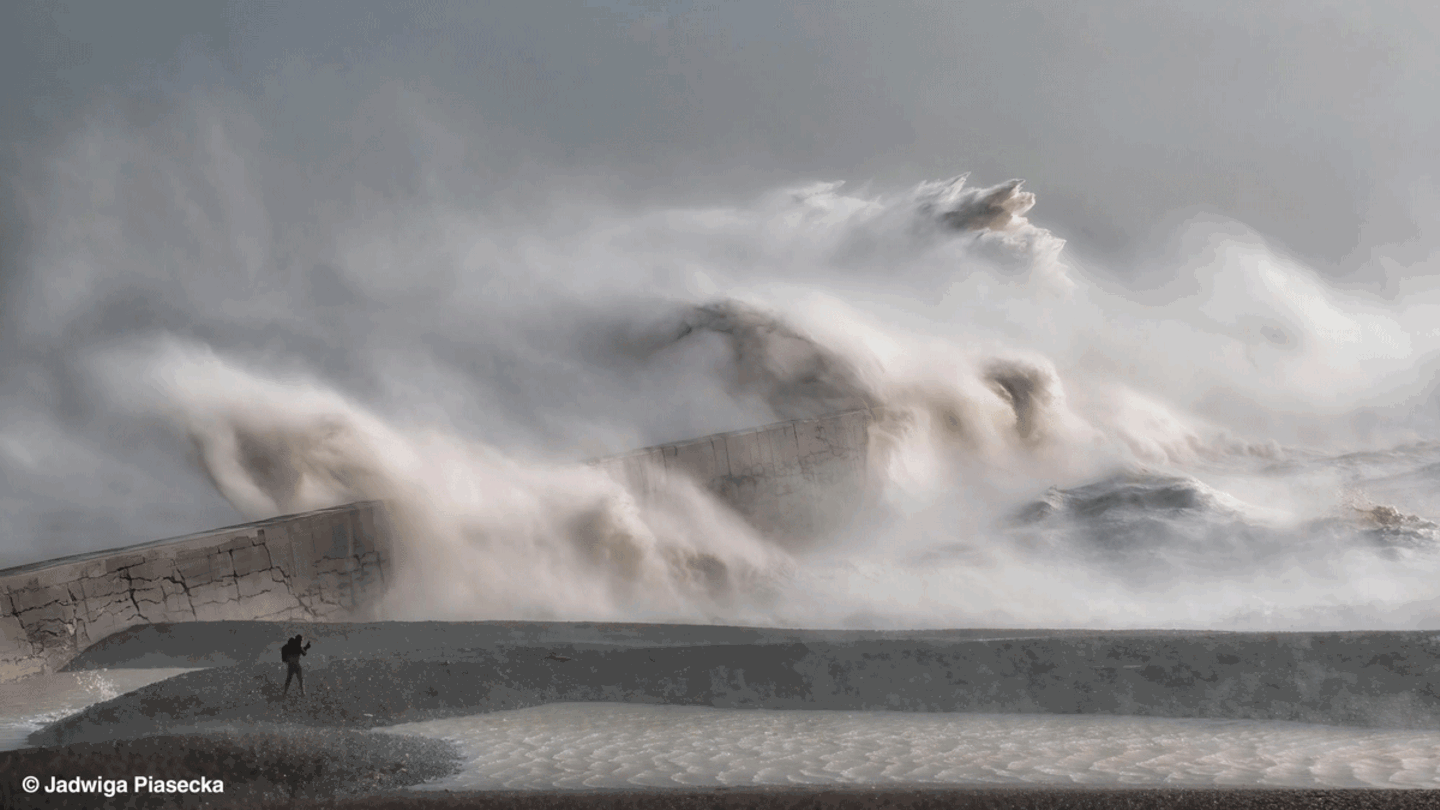 Überwältigende Wellen Wellen brechen während des Sturms Eunice an der Küste vor Südengland