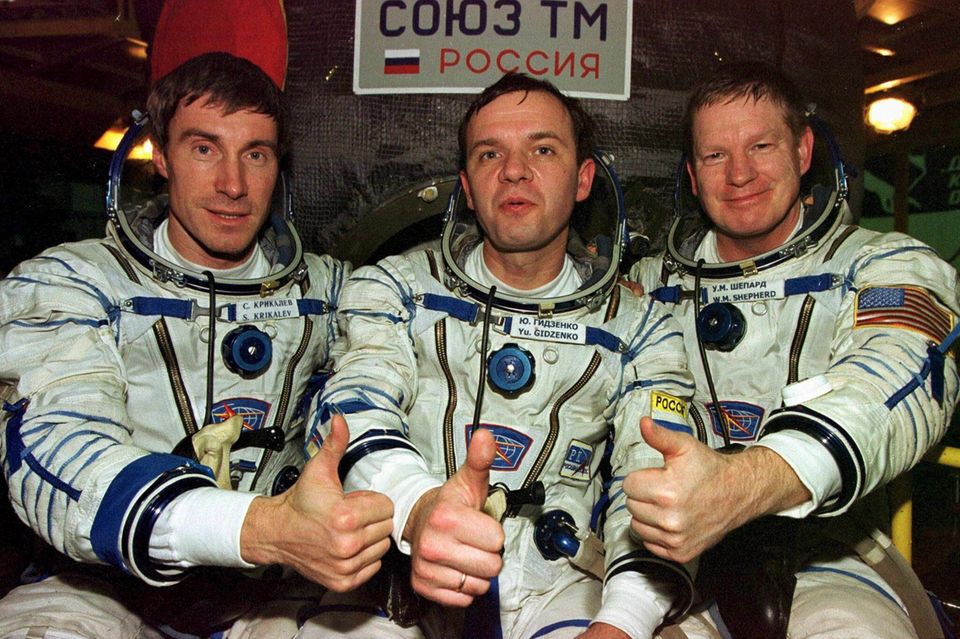 US-Astronaut Bill Shepherd und die russischen Kosmonauten Juri Gidzenko und Sergei Krikaljow US-Astronaut Bill Shepherd und die russischen Kosmonauten Juri Gidzenko und Sergei Krikaljow