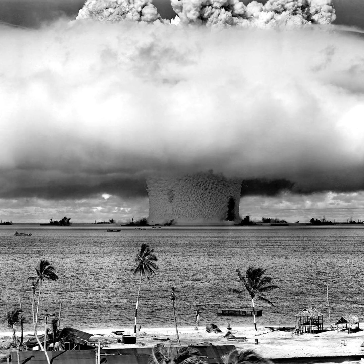 1946 zünden die USA auf dem Bikini-Atoll unter Wasser erstmals eine Atombombe