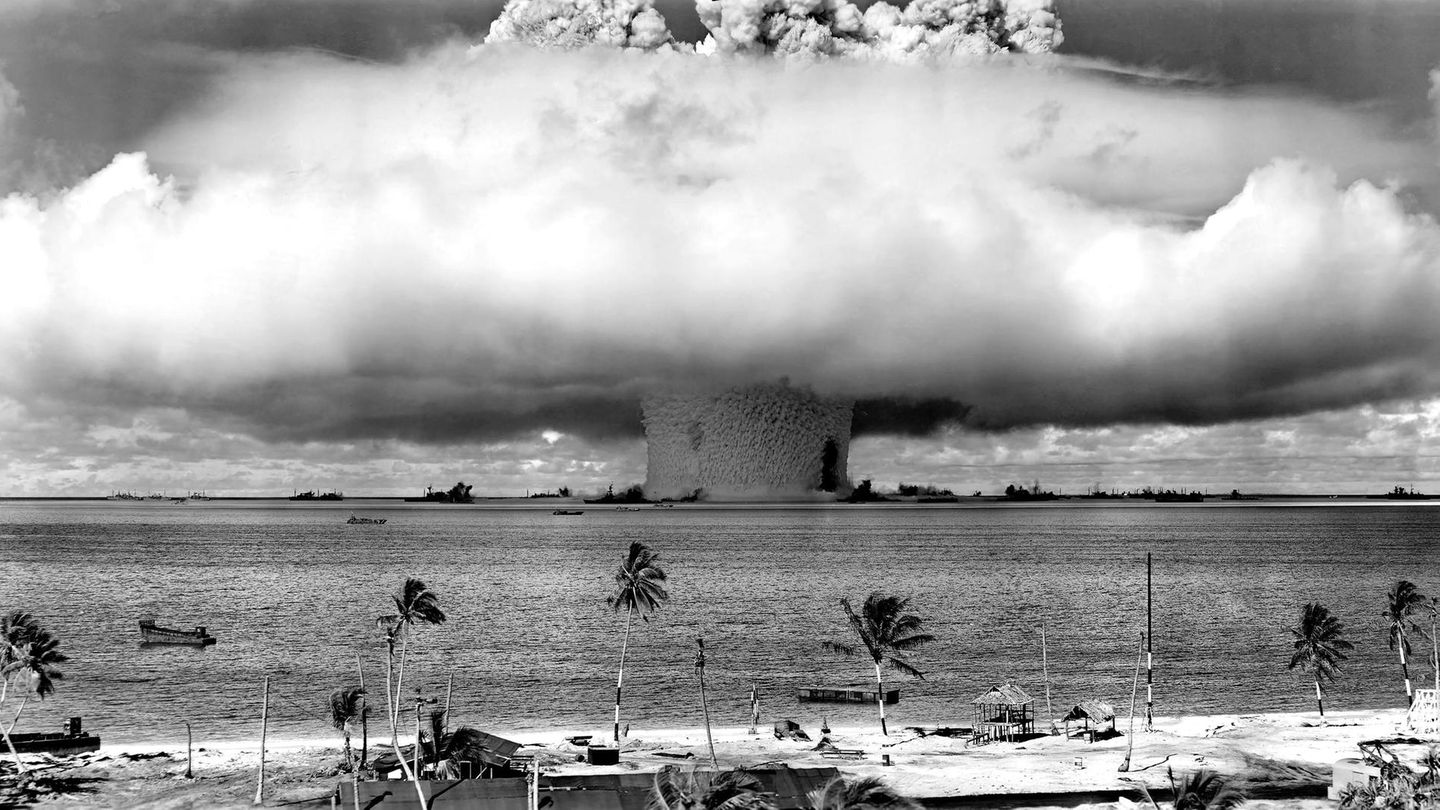 1946 zünden die USA auf dem Bikini-Atoll unter Wasser erstmals eine Atombombe