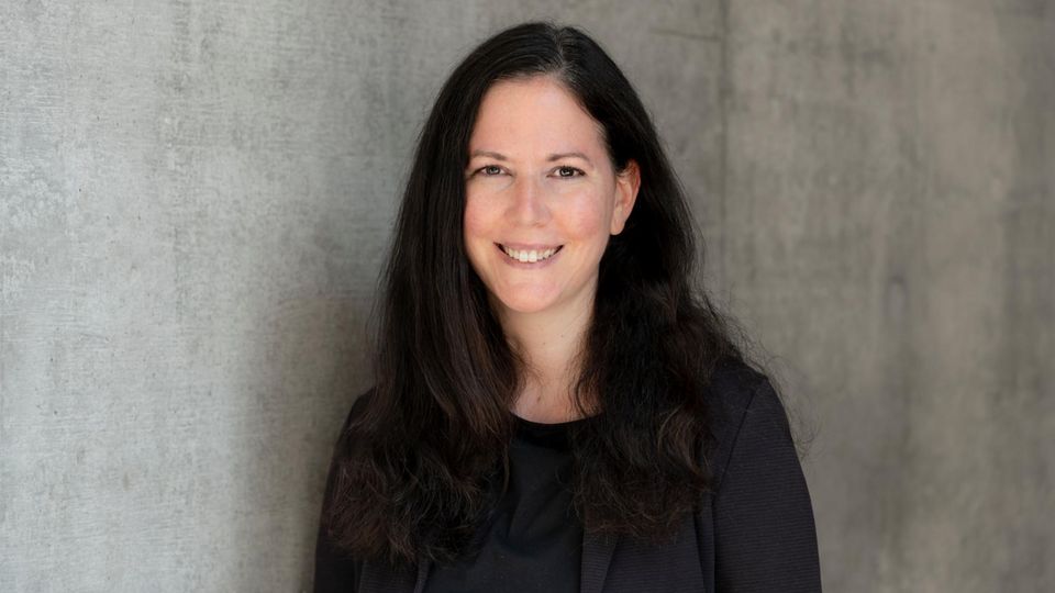 Mélanie Flossmann  blickt in Kamera