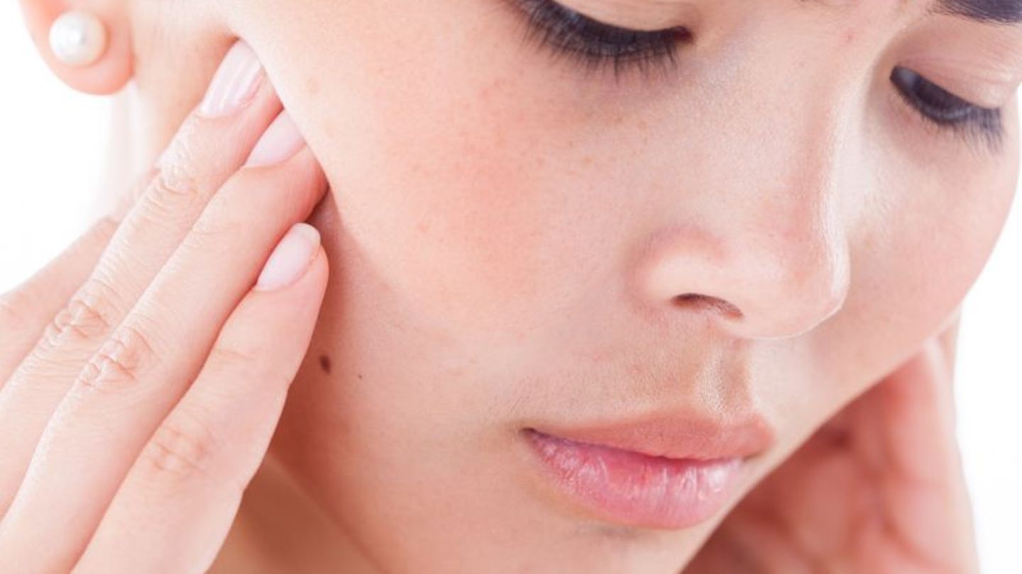 Druck im Oberkiefer: Treten bei einer Erkältung Zahnschmerzen auf, kann es sich um eine Nasennebenhöhlenentzündung handeln. Foto Druck im Oberkiefer: Treten bei einer Erkältung Zahnschmerzen auf, kann es sich um eine Nasennebenhöhlenentzündung handeln. Foto