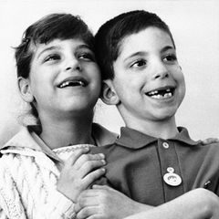 Kim Garber and Russell Schrier nahmen an der Studie teil und zeigen ihre Zahnlücken