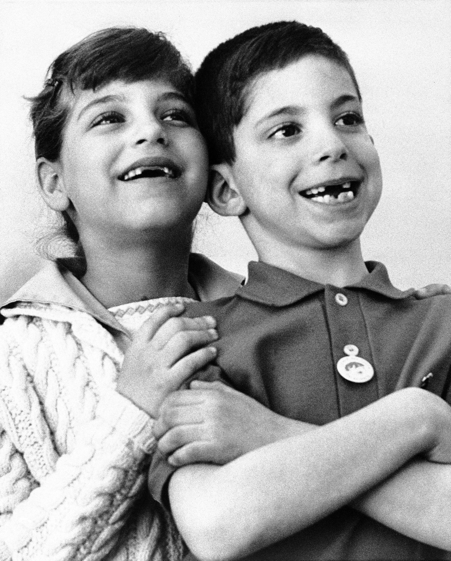 Kim Garber and Russell Schrier nahmen an der Studie teil und zeigen ihre Zahnlücken