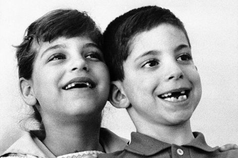 Kim Garber and Russell Schrier nahmen an der Studie teil und zeigen ihre Zahnlücken