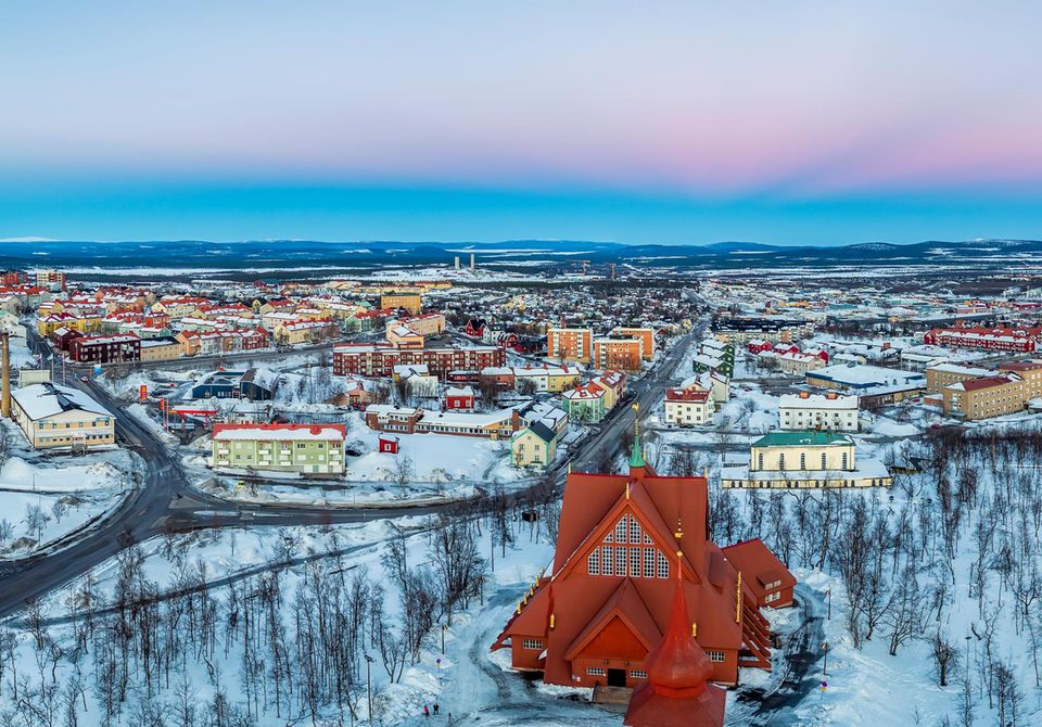 Idyll der Vergangenheit: Vor dem Umzug lag Kiruna an einem Südhang, mit gewundenen Straßen, die den Wind abhielten und gleichzeitig den Blick auf die schöne Umgebung erlaubten. Die Kirche liegt heute fünf Kilometer weiter im neuen Zentrum
