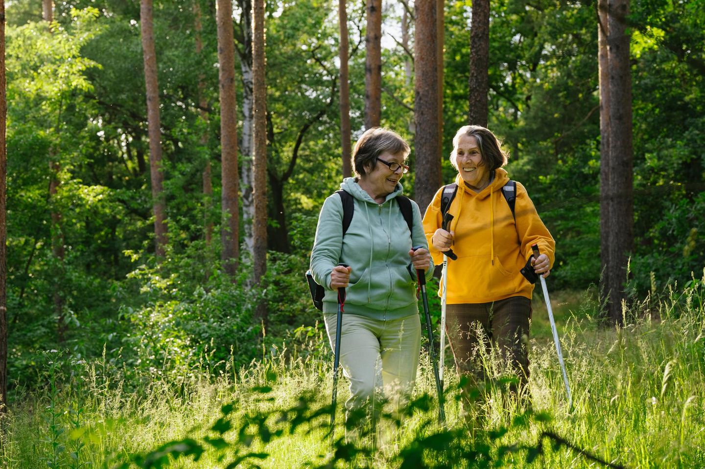 Zwei lachende Seniorinnen im Wald in Berlin