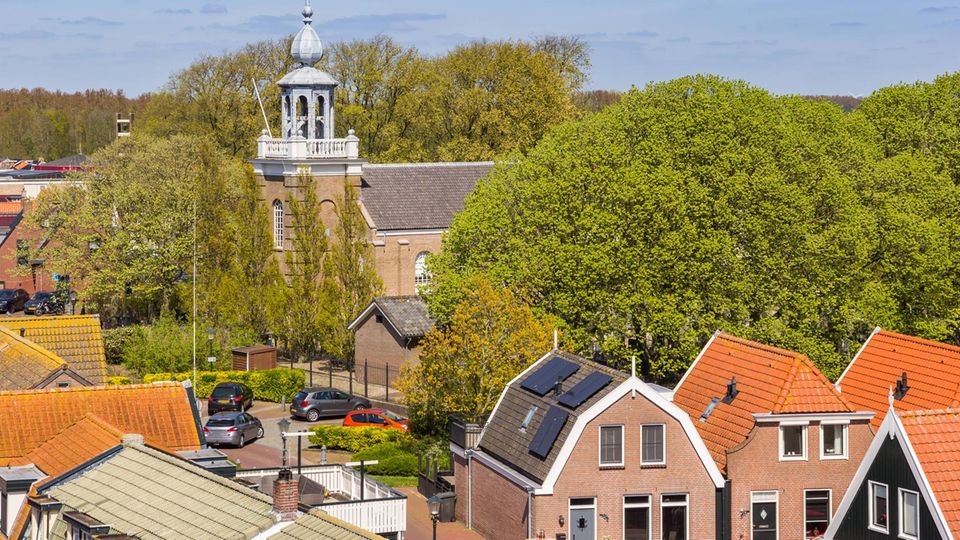 Kirchturm und alte Häuser von Urk 