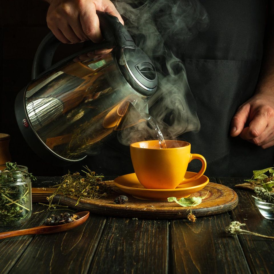 Jemand bereitet Kräutertee zu