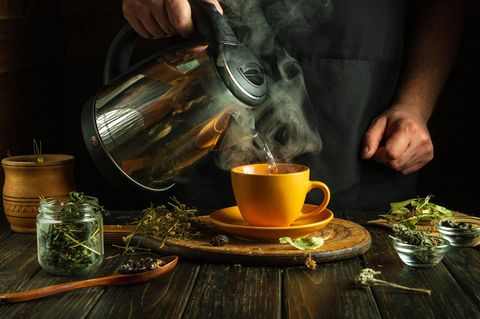 Jemand bereitet Kräutertee zu