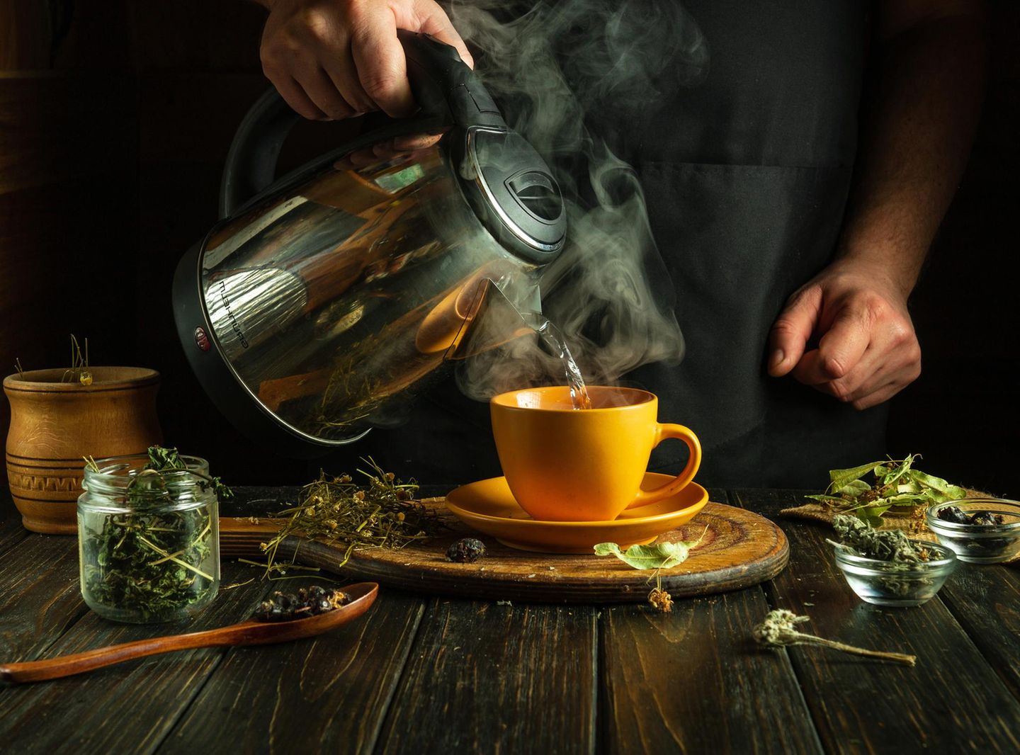 Jemand bereitet Kräutertee zu