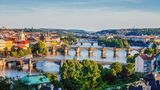 Prag mit seiner Vielzahl an Brücken, die über die Moldau führen