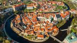Das Städtchen Cesky Krumlov mit seinen roten Dächern, durch welches sich die Moldau schlängelt