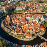Das Städtchen Cesky Krumlov mit seinen roten Dächern, durch welches sich die Moldau schlängelt
