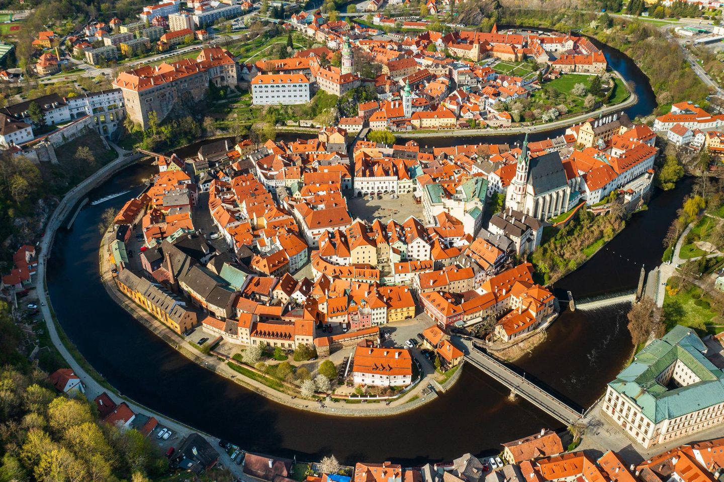 Das Städtchen Cesky Krumlov mit seinen roten Dächern, durch welches sich die Moldau schlängelt