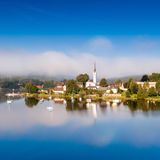 Der Lipnosee, in dem sich sowohl der Kirchturm, als auch der blaue Himmel spiegeln