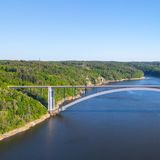 Der Stausee Orlík und die Stahlbrücke, von welcher in einer Mordserie die Opfer geworfen wurden