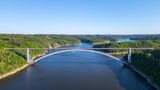 Der Stausee Orlík und die Stahlbrücke, von welcher in einer Mordserie die Opfer geworfen wurden