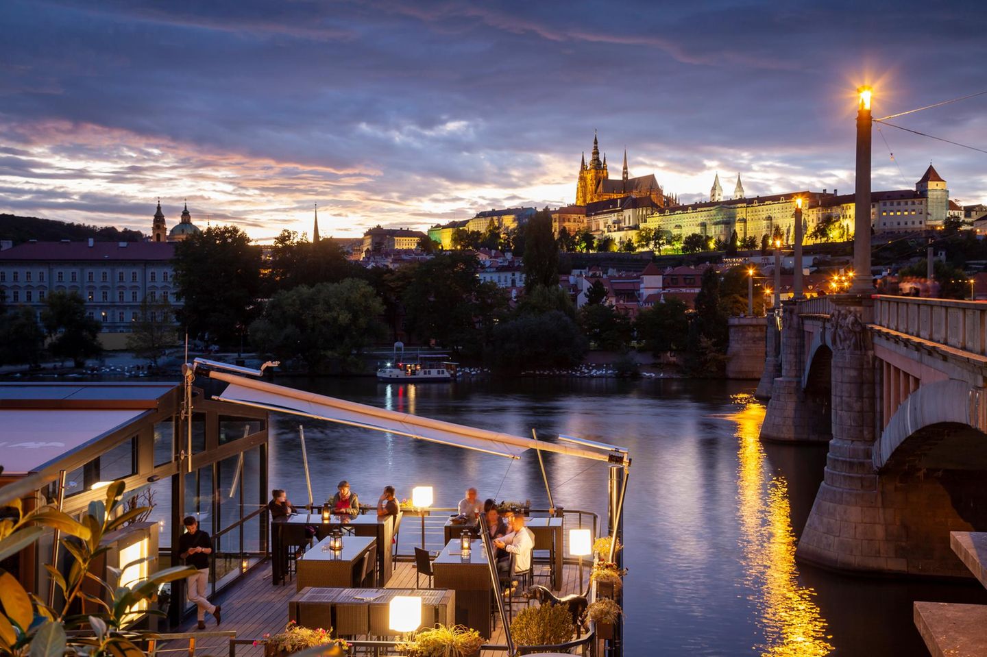 Eine Kneipe an der Moldau in Prag in der Abenddämmerung